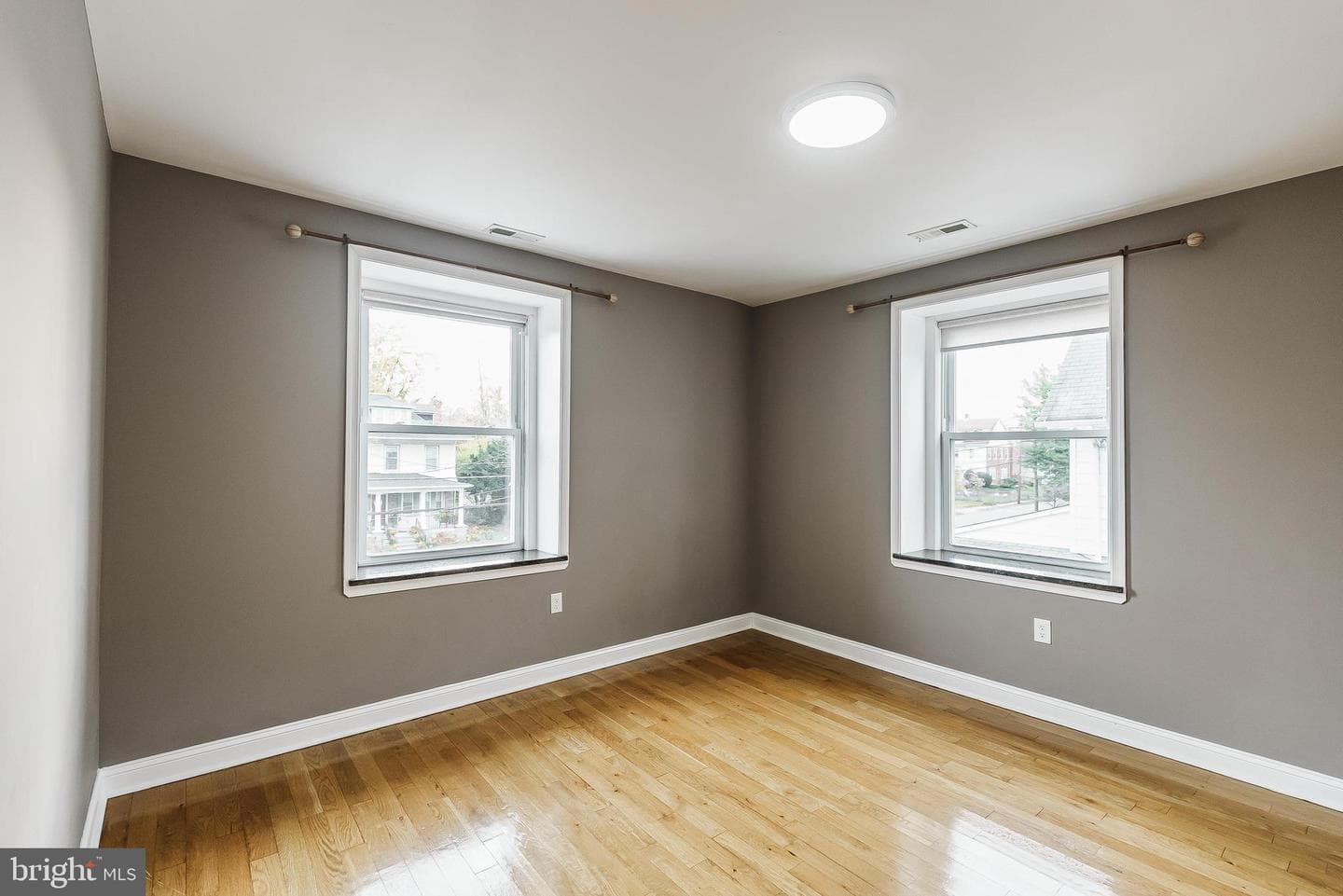 75 E Stewart Avenue photo 21