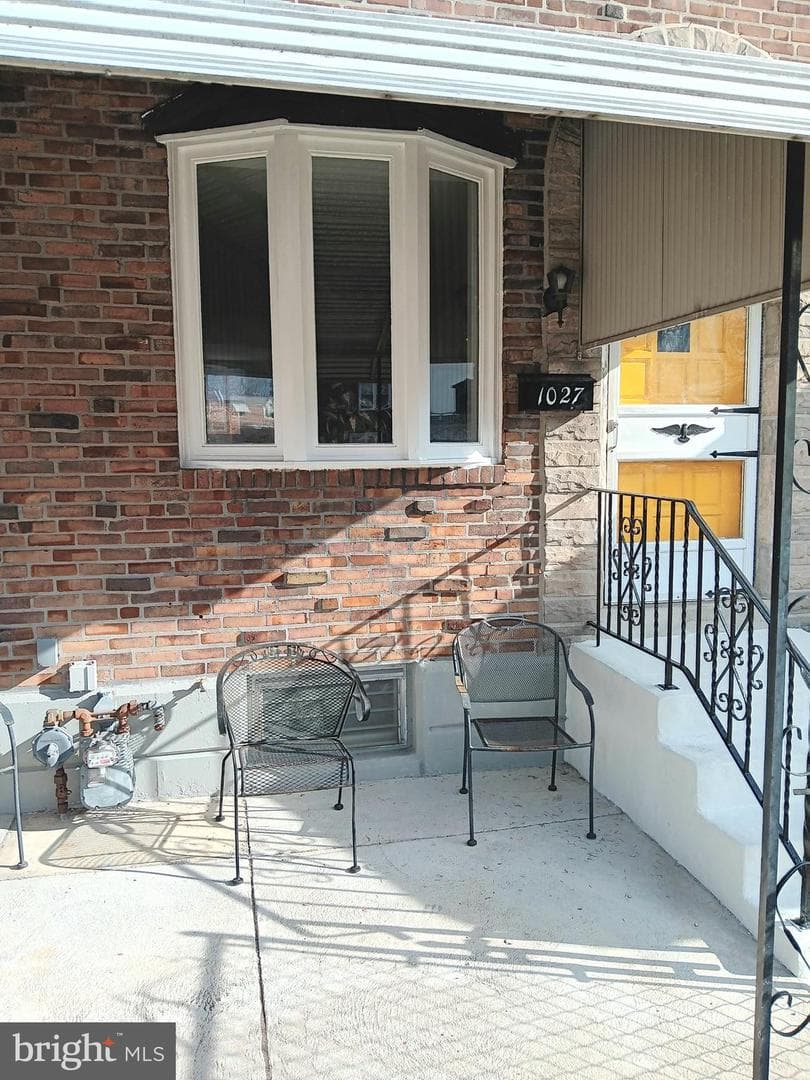 1027 Windsor Road photo 2