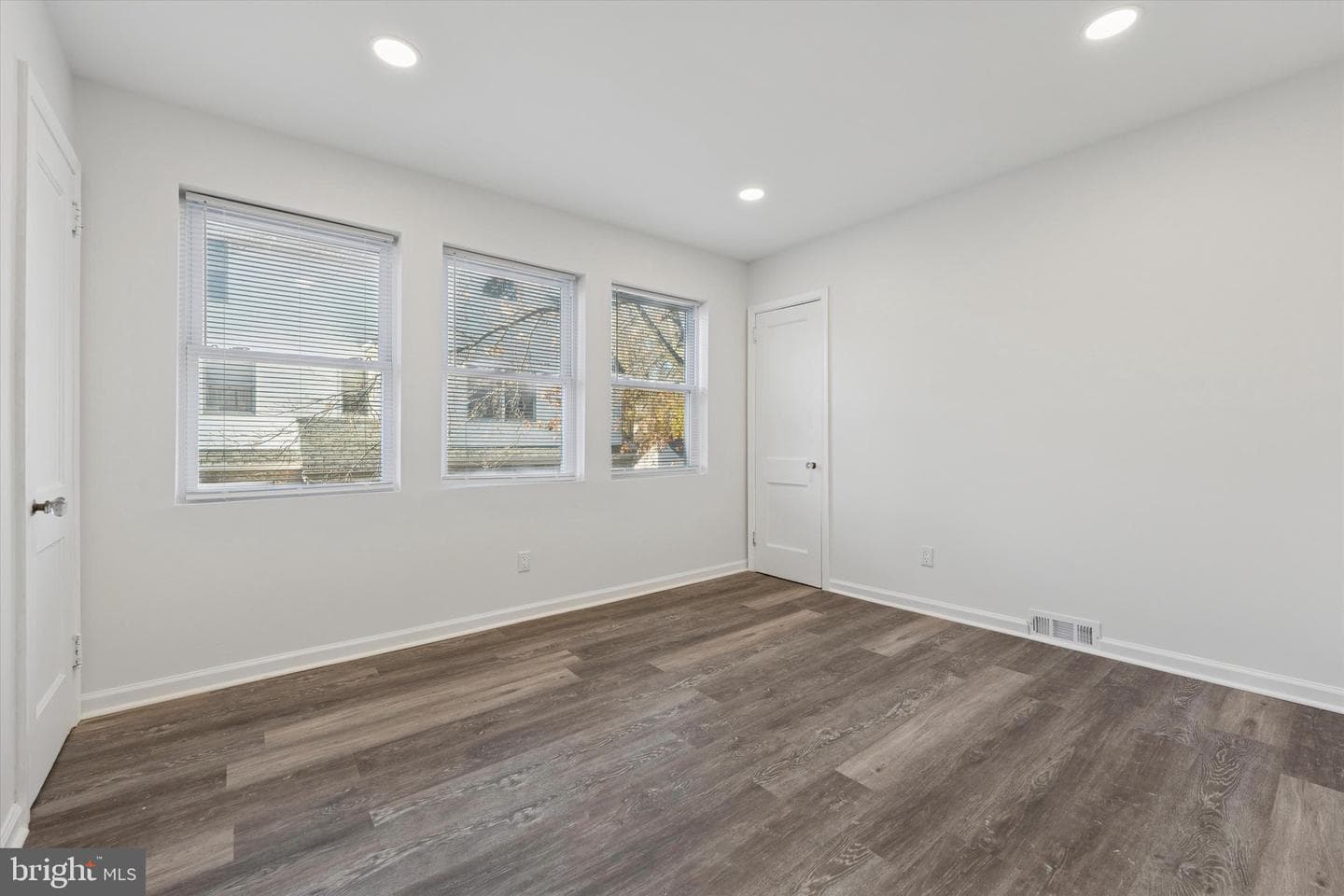 323 Derwyn Road photo 32