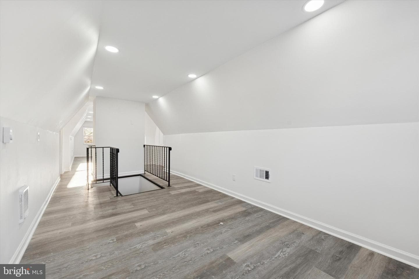 323 Derwyn Road photo 39