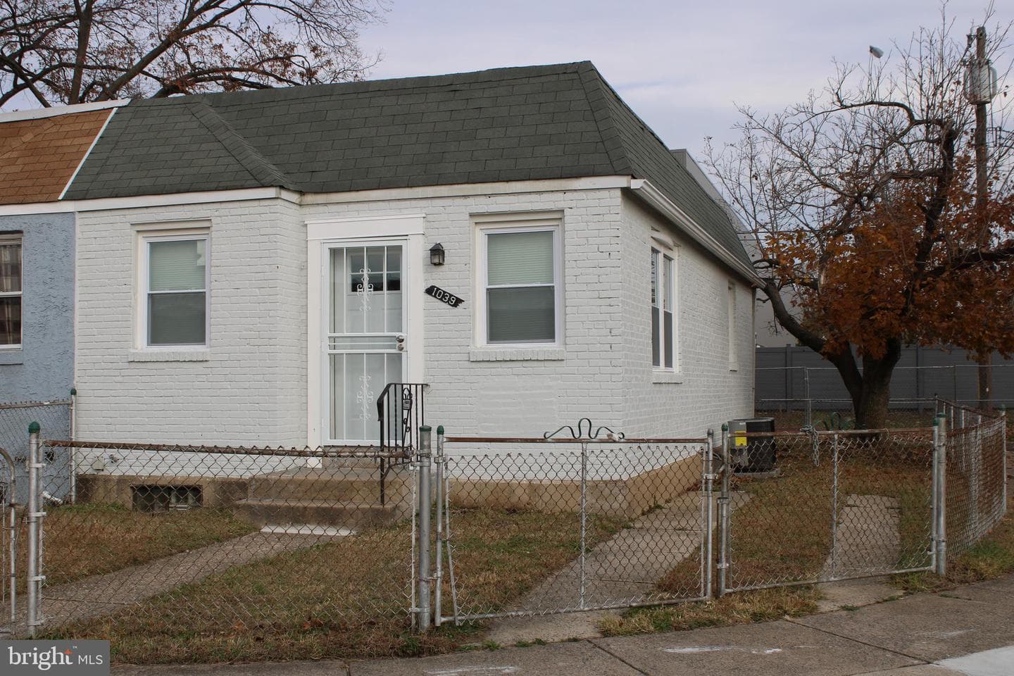 1039 Barker Road photo 2