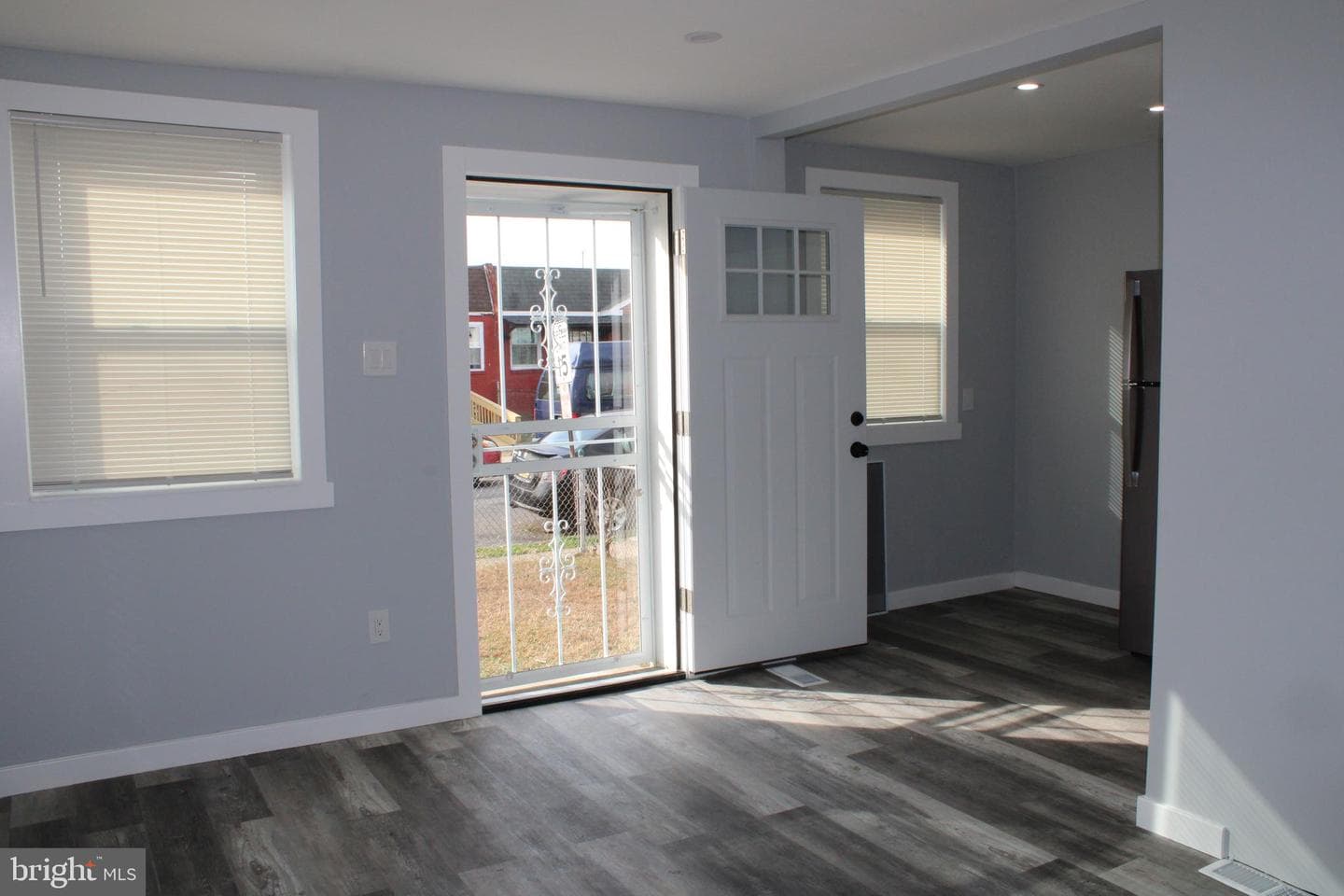 1039 Barker Road photo 4