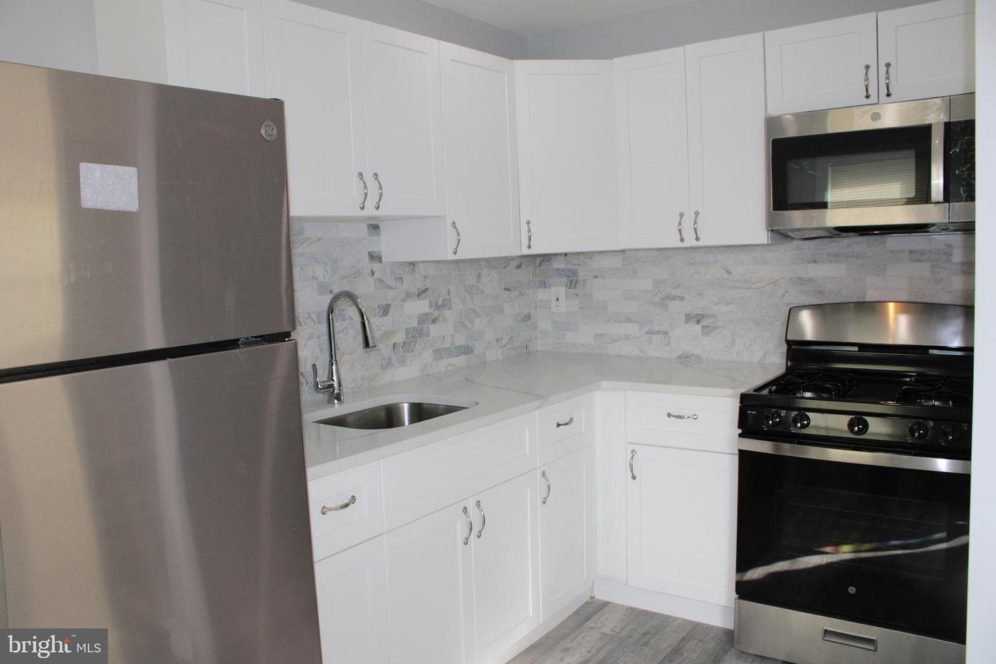 1039 Barker Road photo 6
