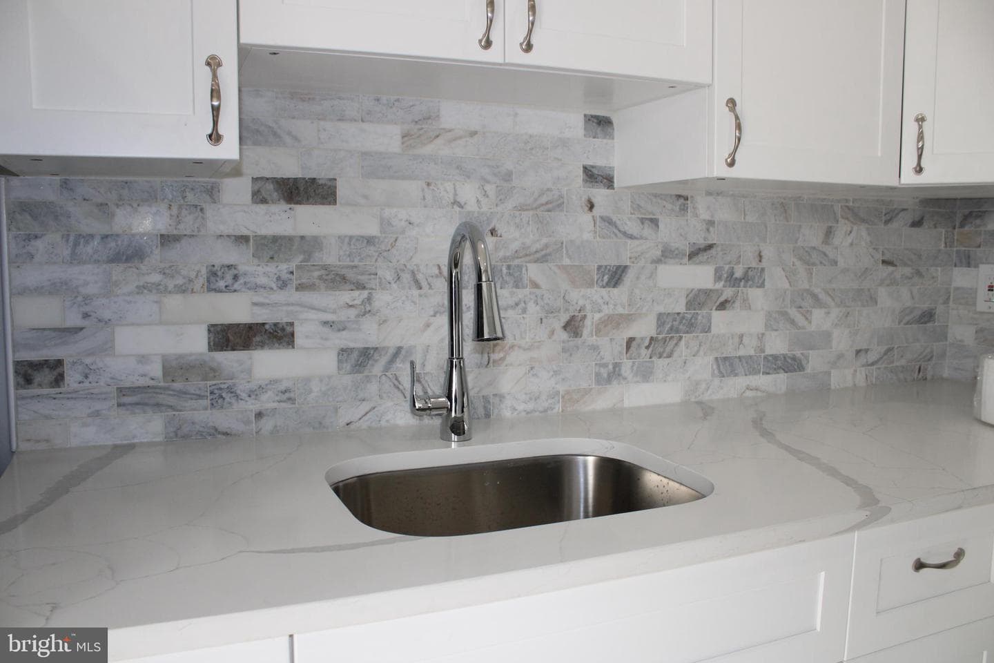 1039 Barker Road photo 7