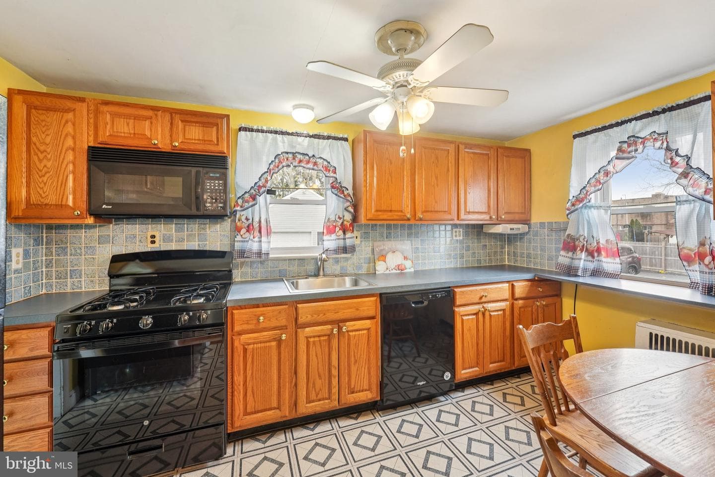 203 S Oak Avenue photo 9