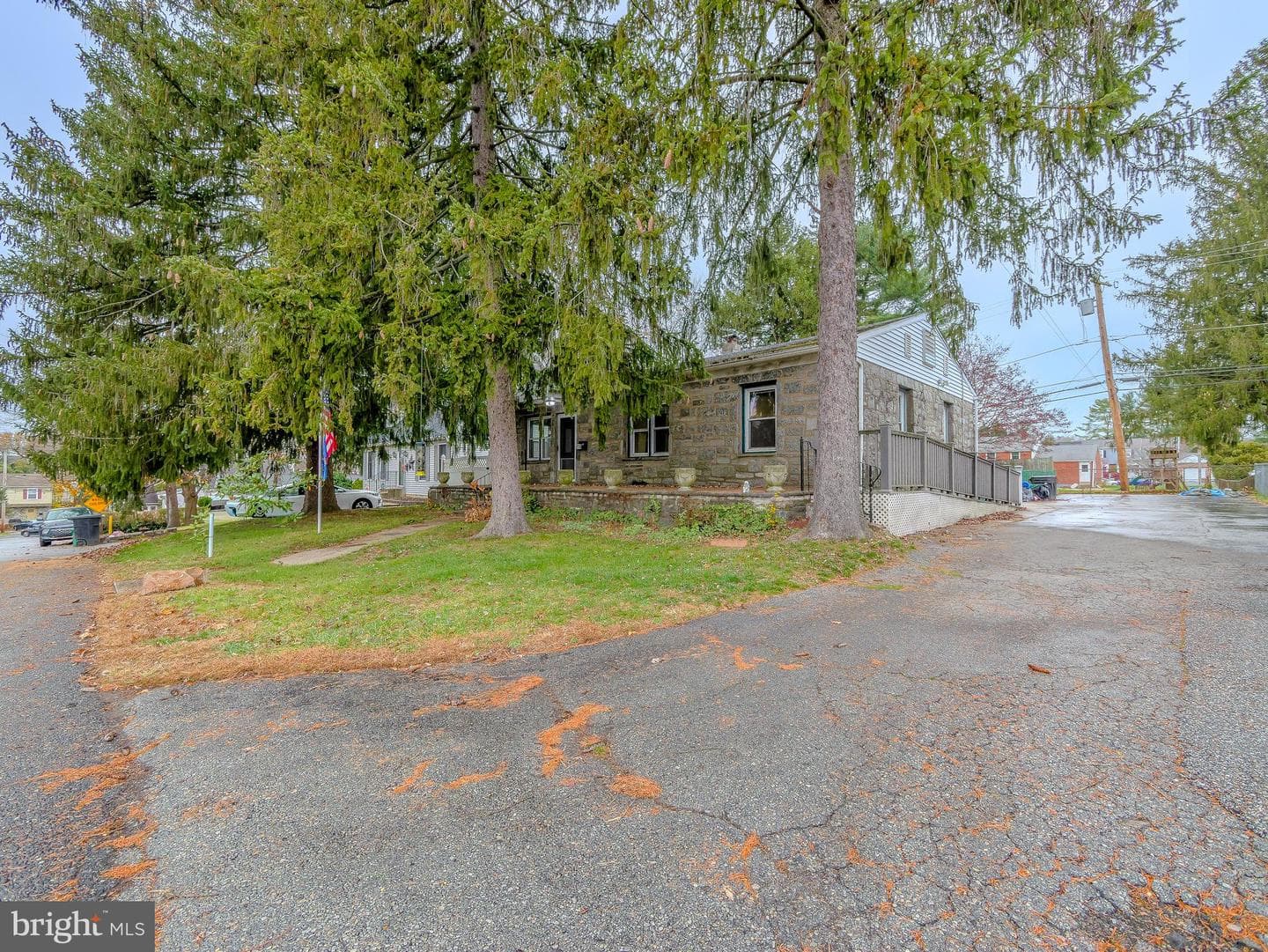 328 Hillside Avenue photo 29
