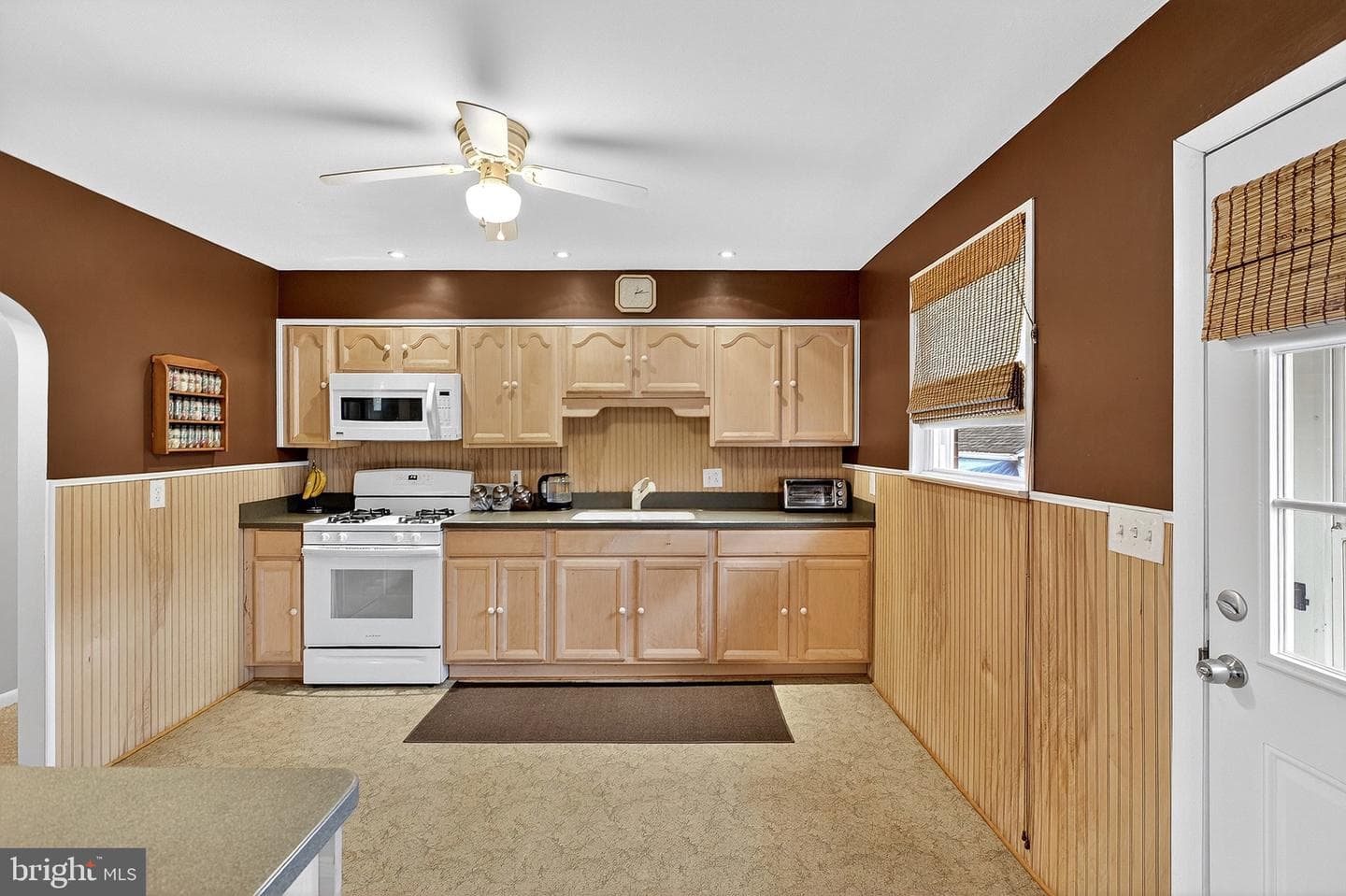 111 E Oak Lane photo 15