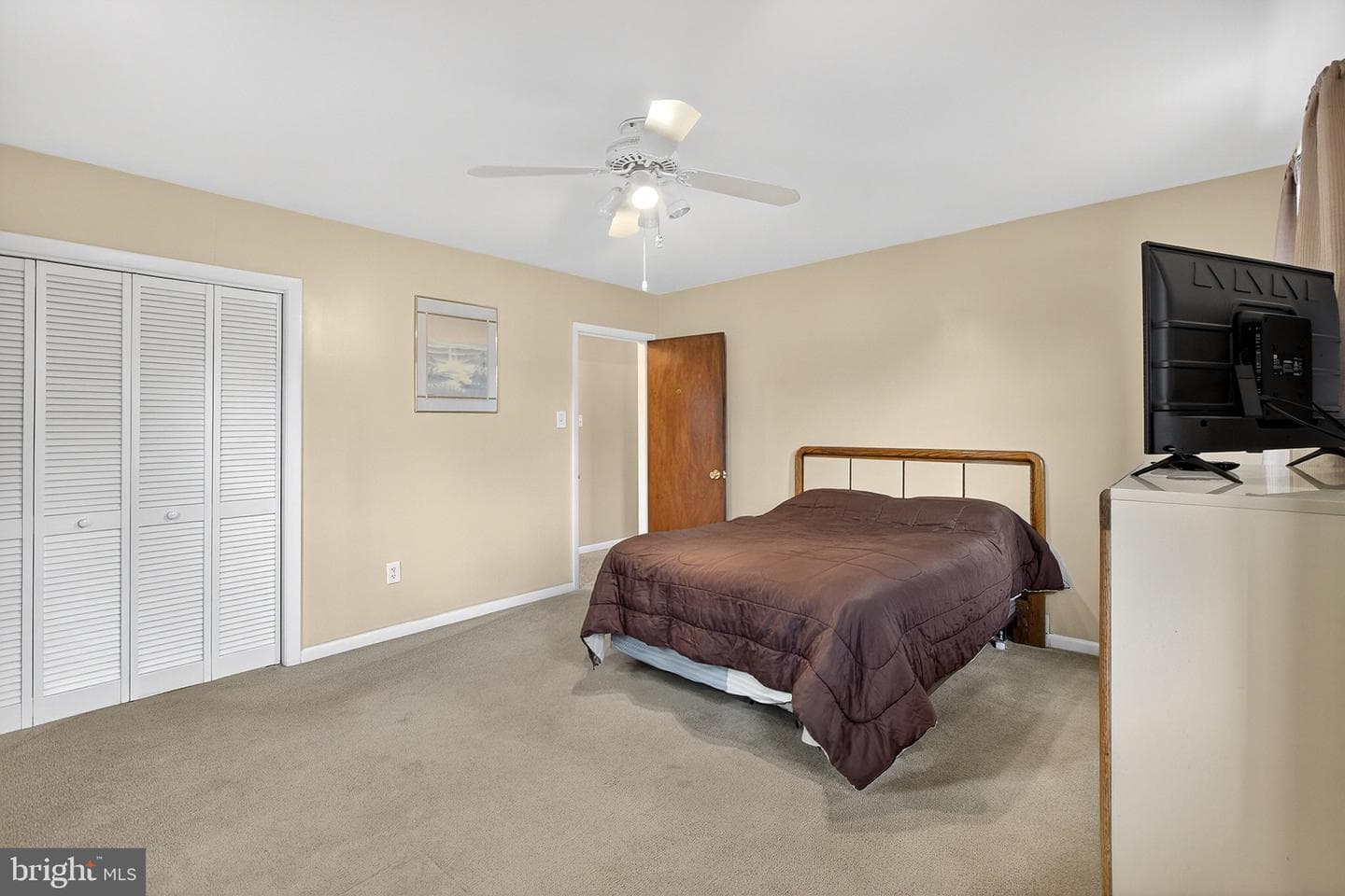111 E Oak Lane photo 25