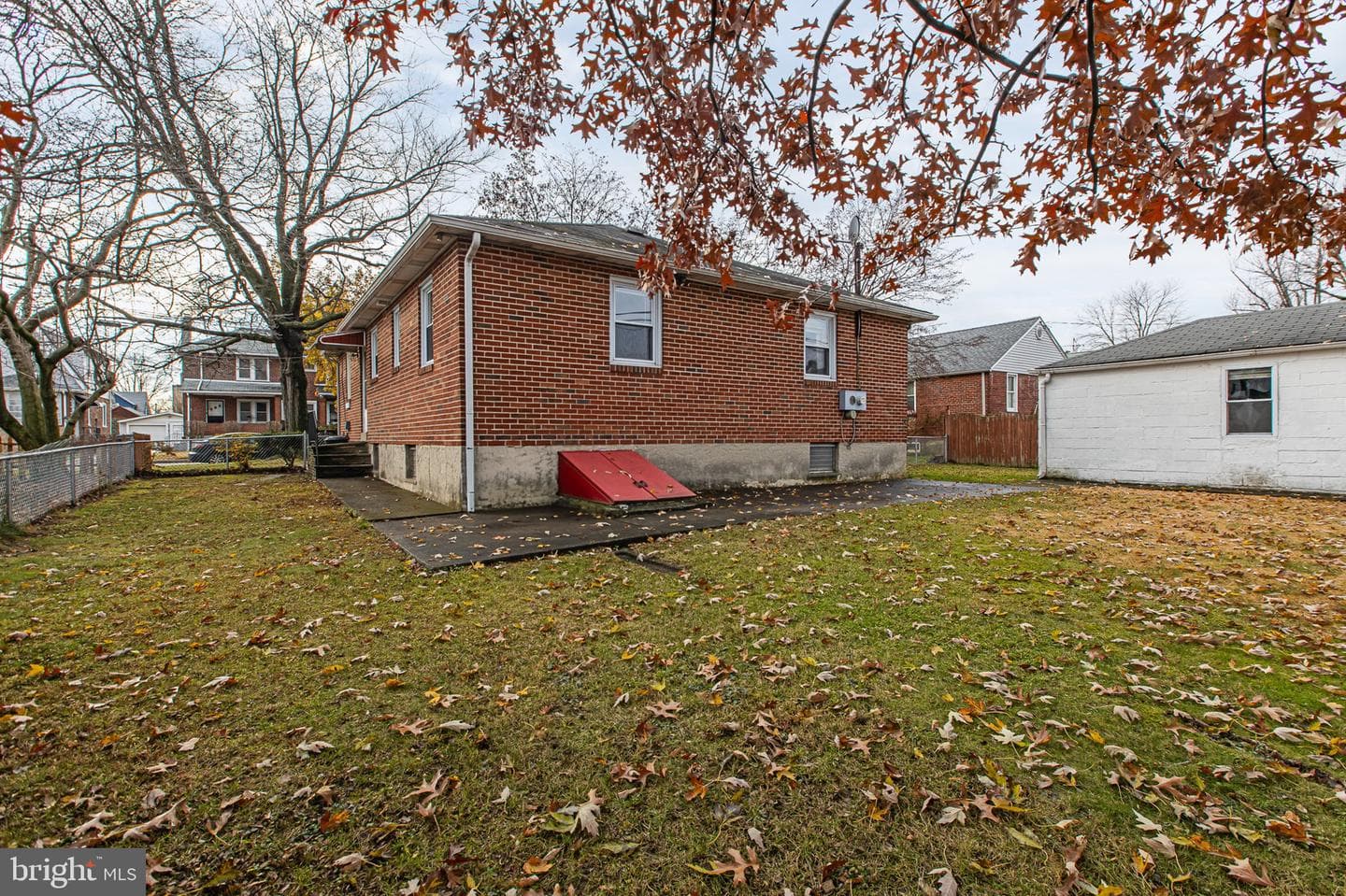 111 E Oak Lane photo 38