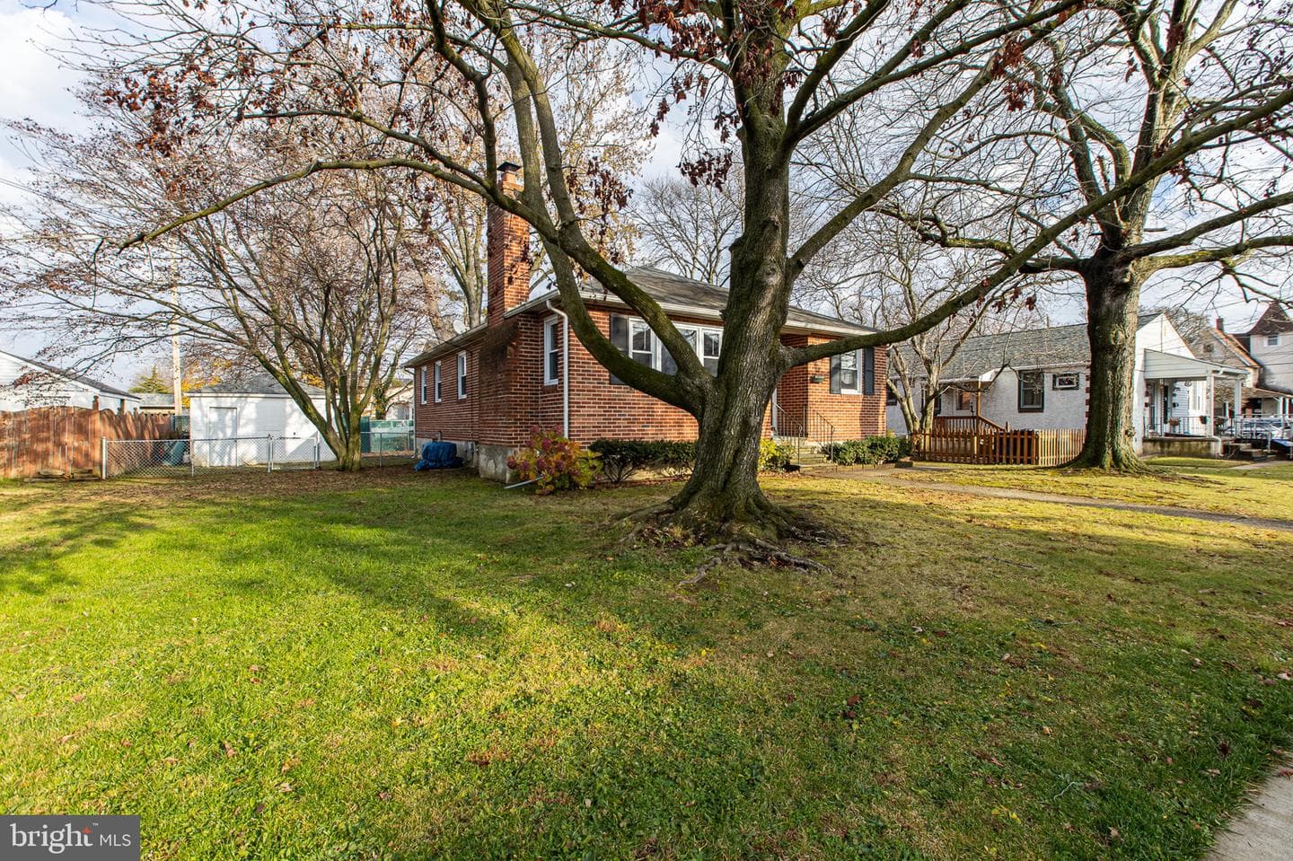 111 E Oak Lane photo 4
