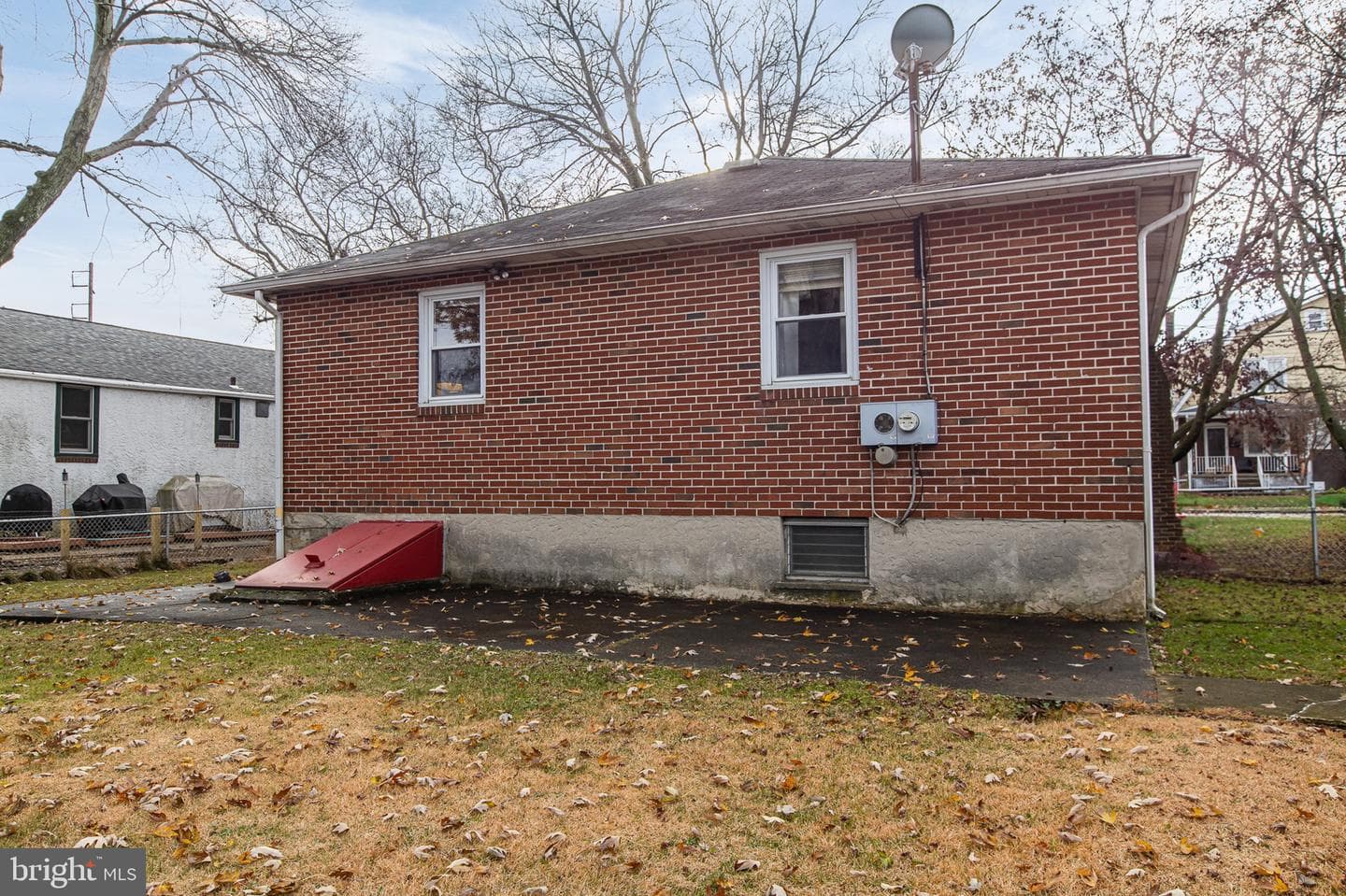 111 E Oak Lane photo 40