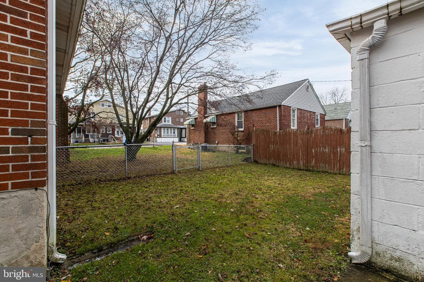 111 E Oak Lane photo 41