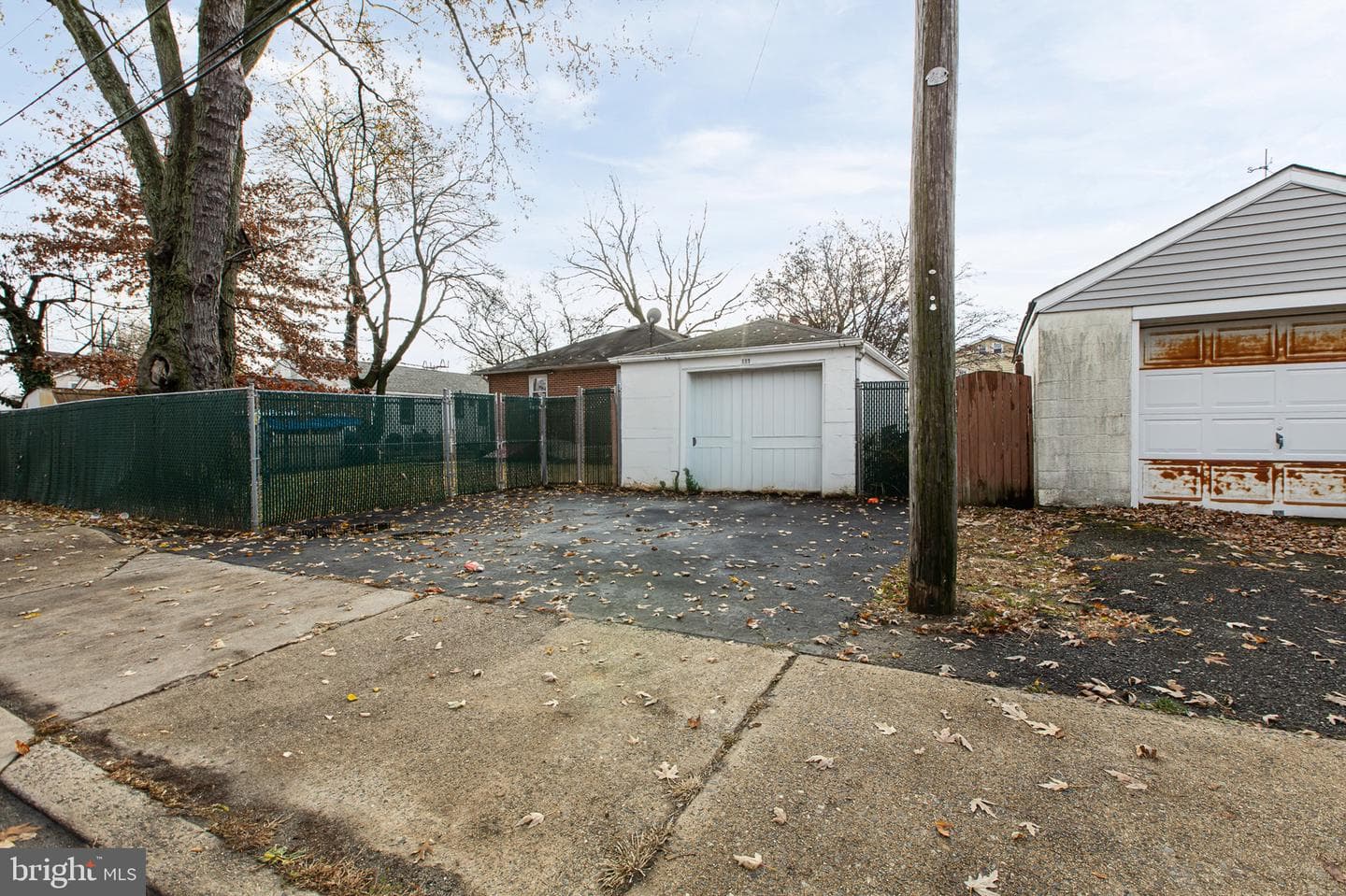 111 E Oak Lane photo 43