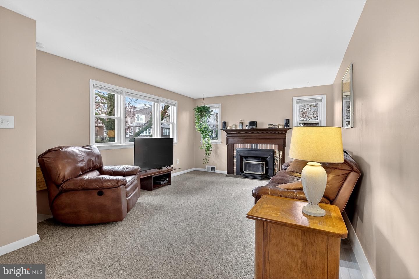 111 E Oak Lane photo 8