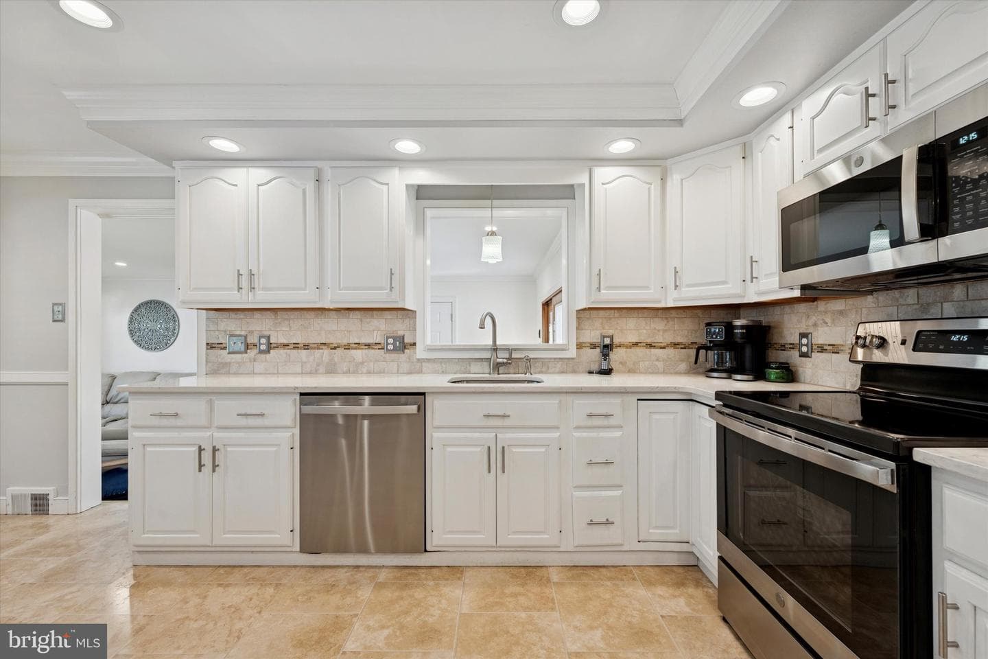 147 Snyder Lane photo 8