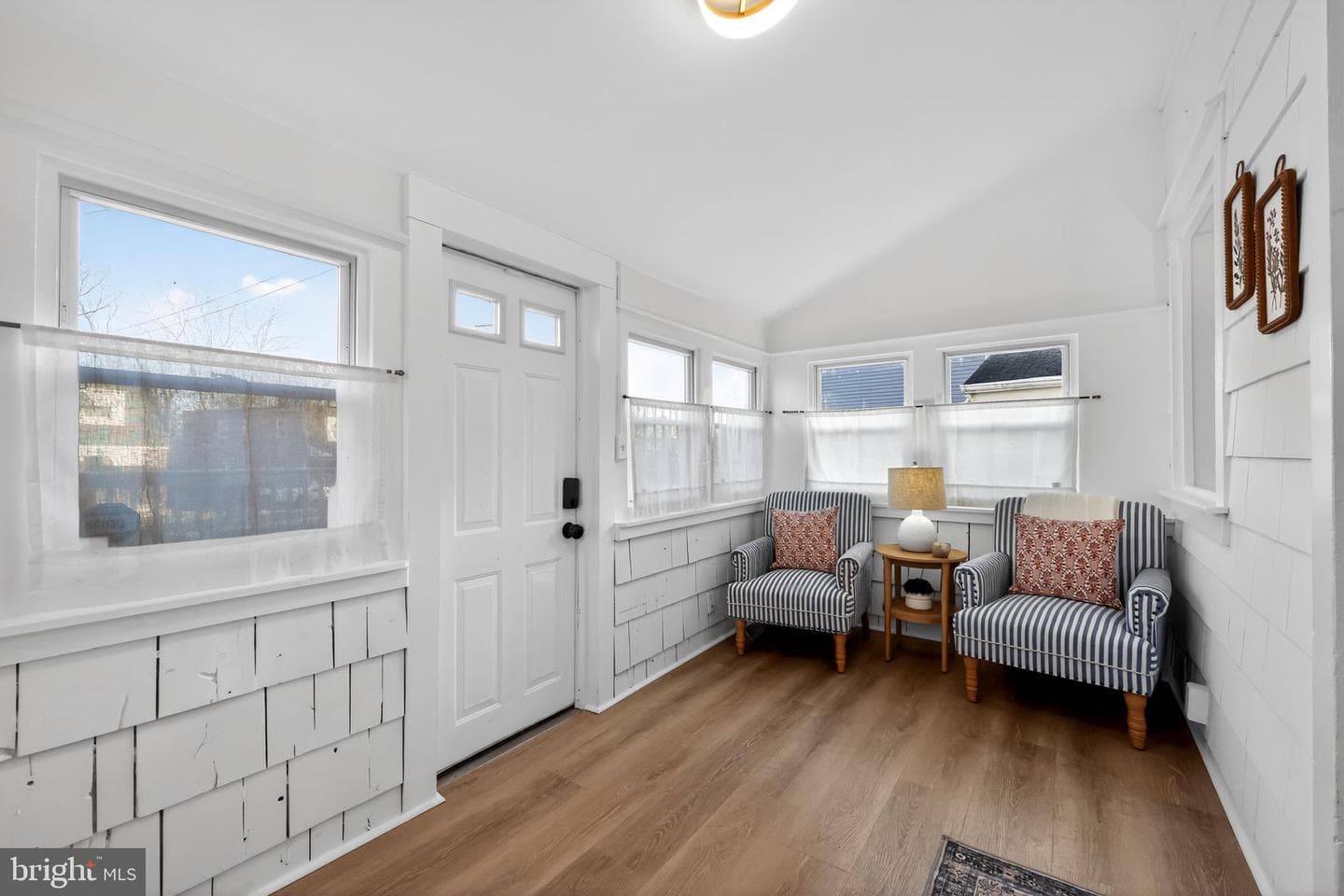446 Vernon Street photo 4