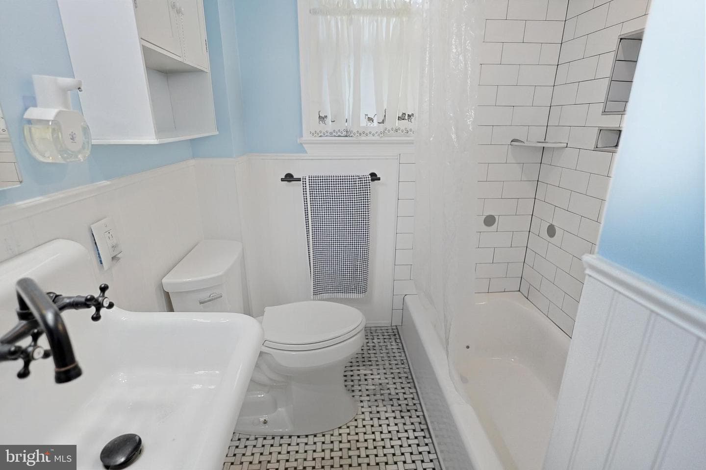 945 1st Ave photo 10