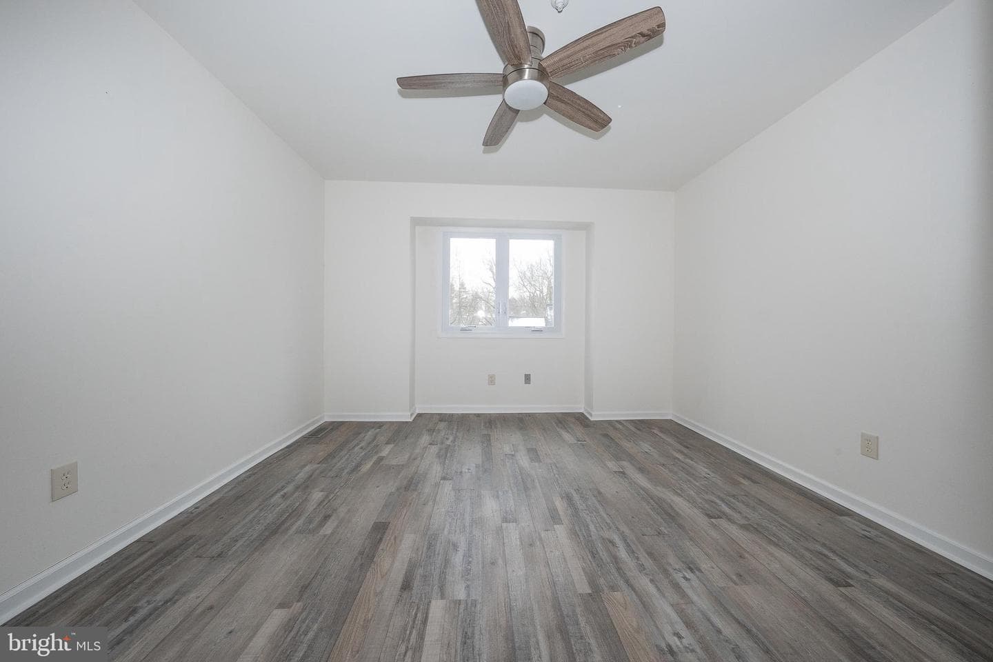 514 Waters Edge photo 17