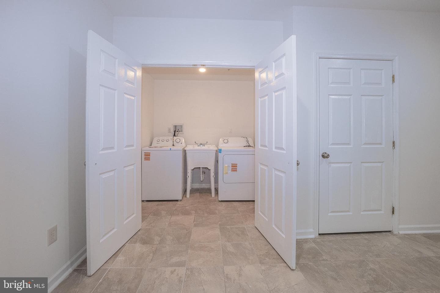 514 Waters Edge photo 27