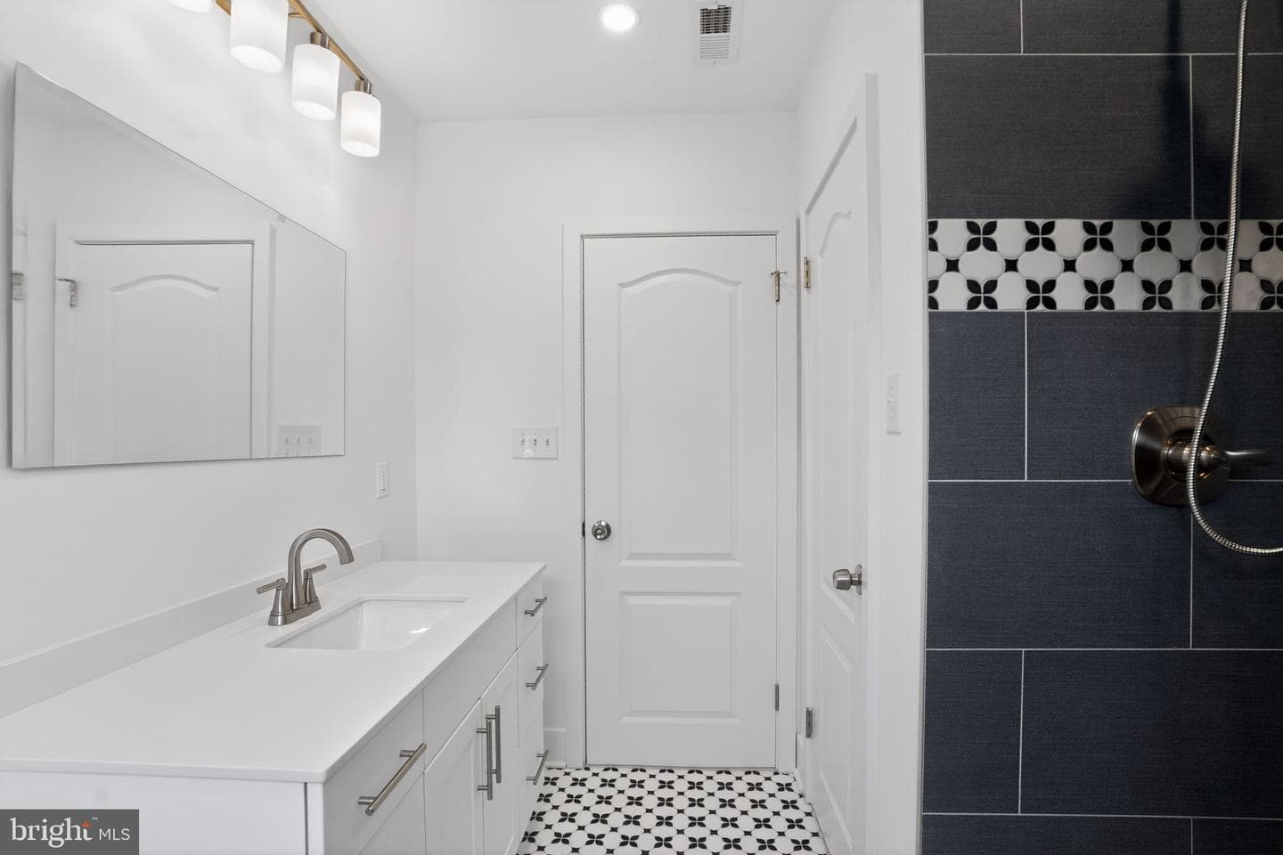 208 N Morgan Avenue photo 29