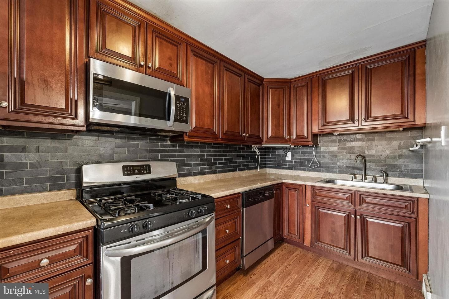 517 Chester Avenue photo 5