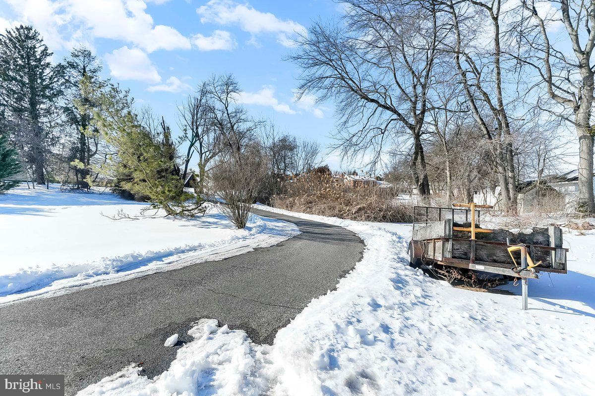 641 W Sproul Road photo 10