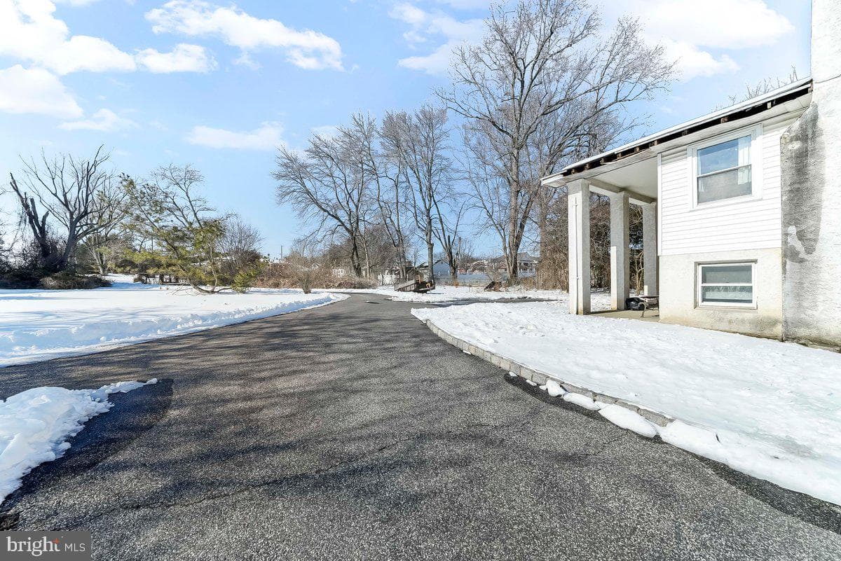 641 W Sproul Road photo 14