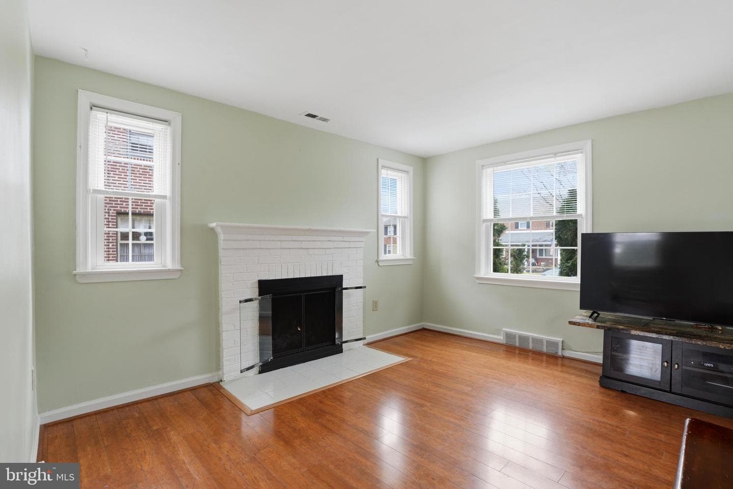 905 Addingham Avenue photo 17
