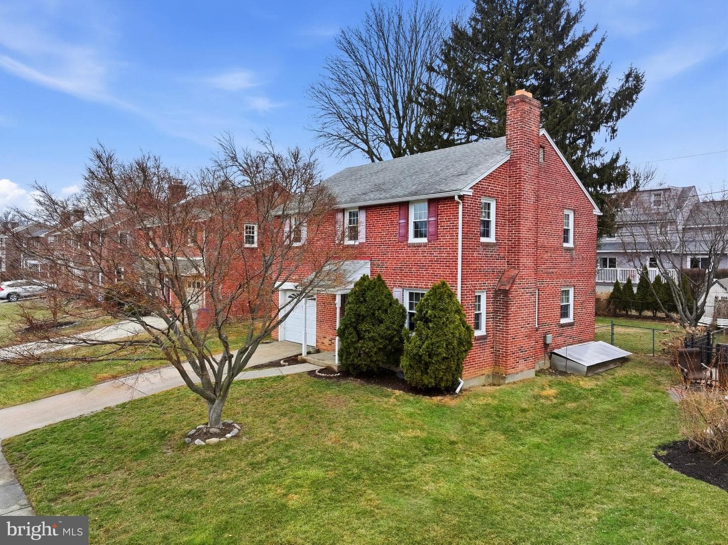 905 Addingham Avenue photo 3