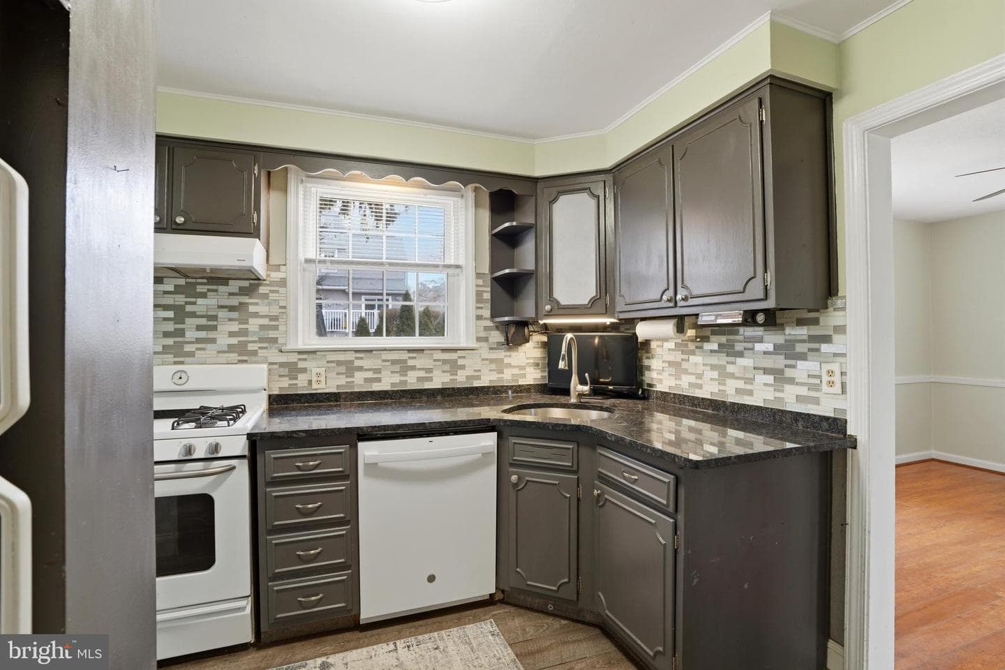 905 Addingham Avenue photo 8