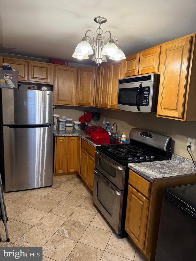 2355 Bond Avenue photo 5