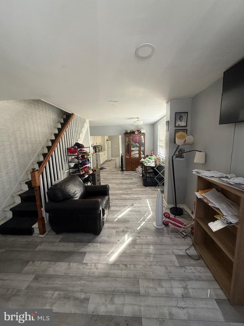 619 W 5th Street photo 3