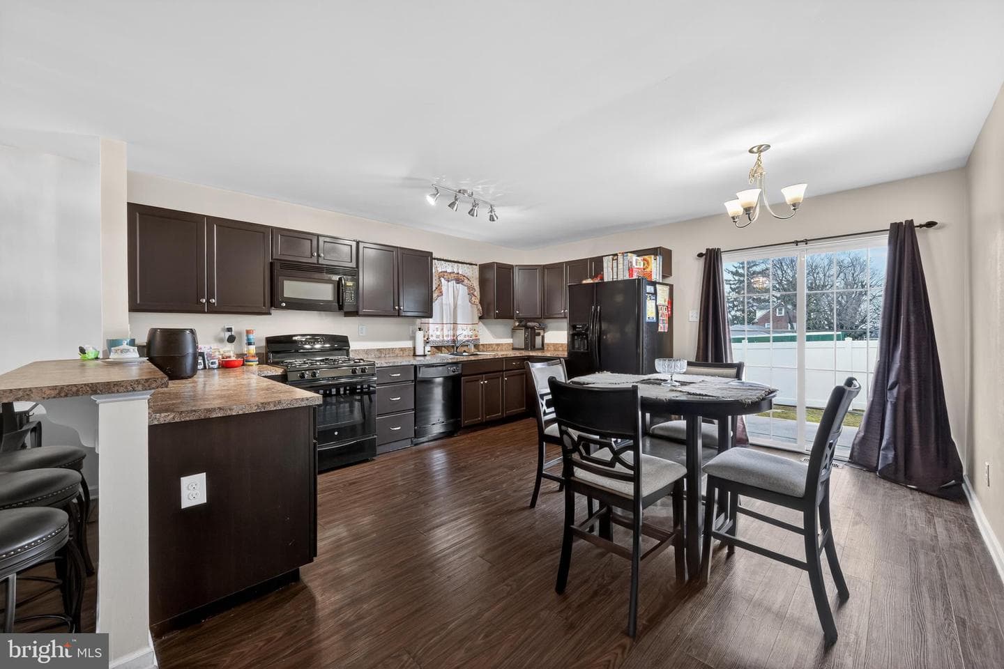 250 Davis Avenue photo 13
