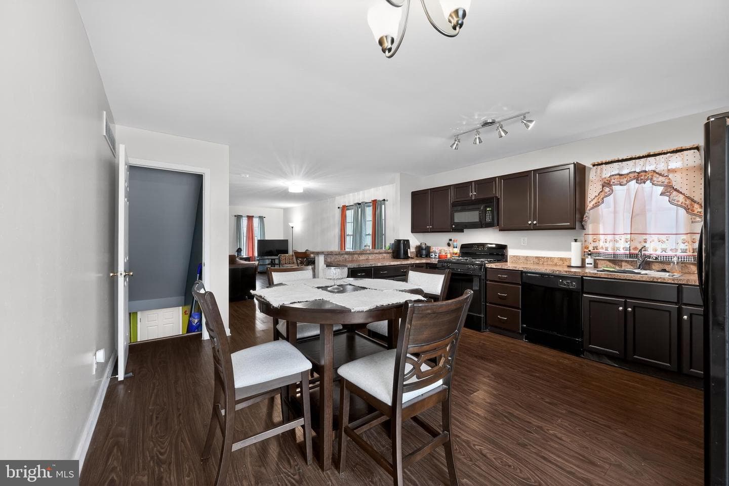 250 Davis Avenue photo 15