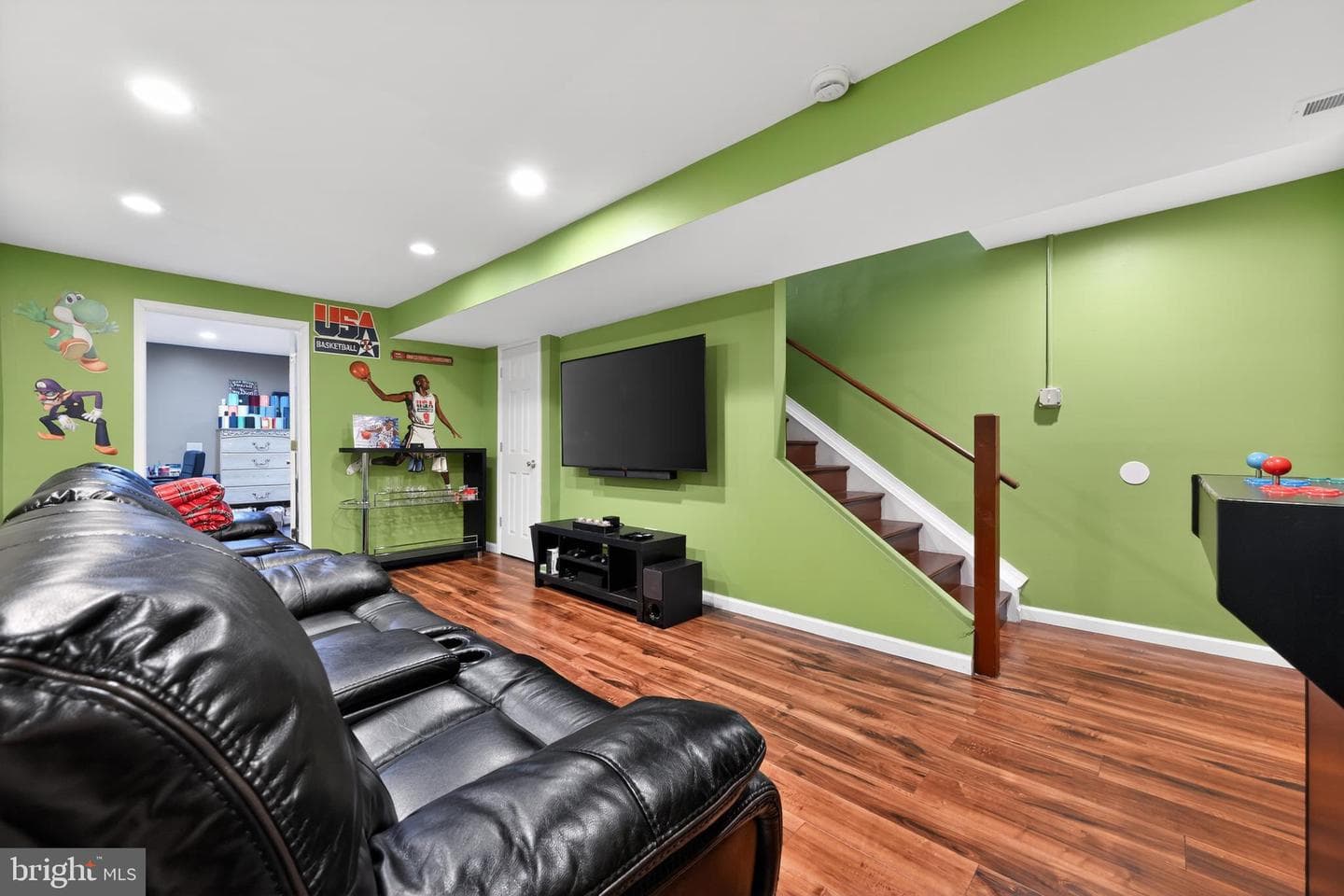 250 Davis Avenue photo 18