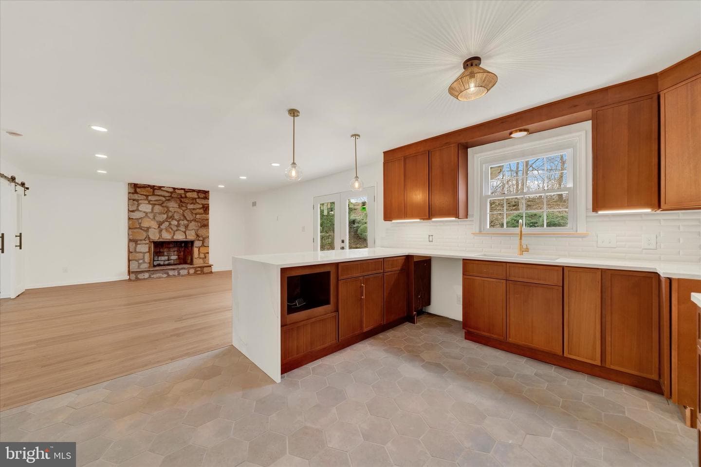 658 W Rolling Road photo 10