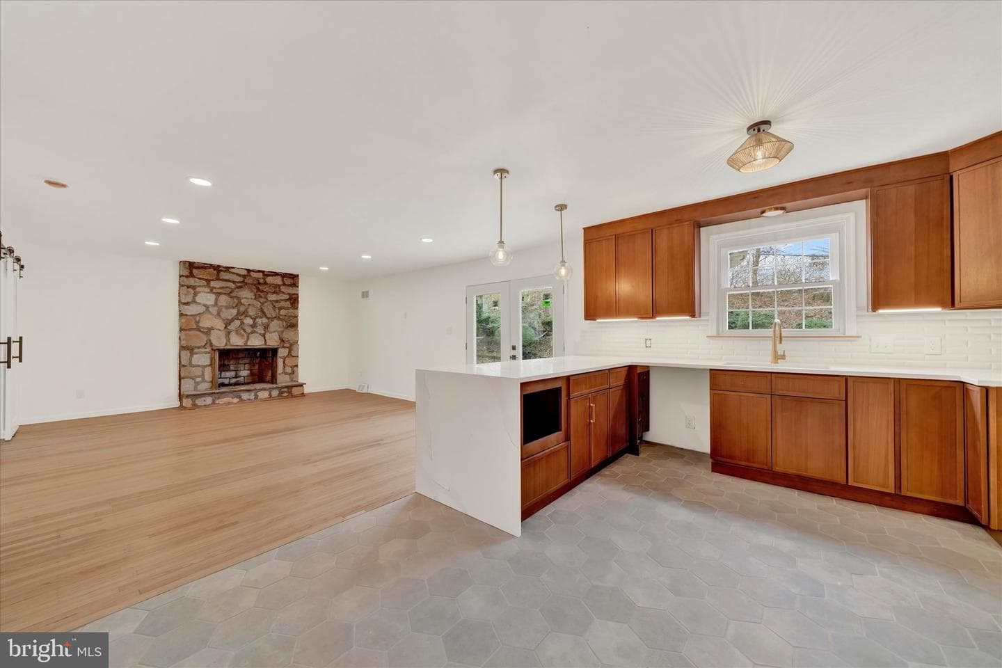 658 W Rolling Road photo 11