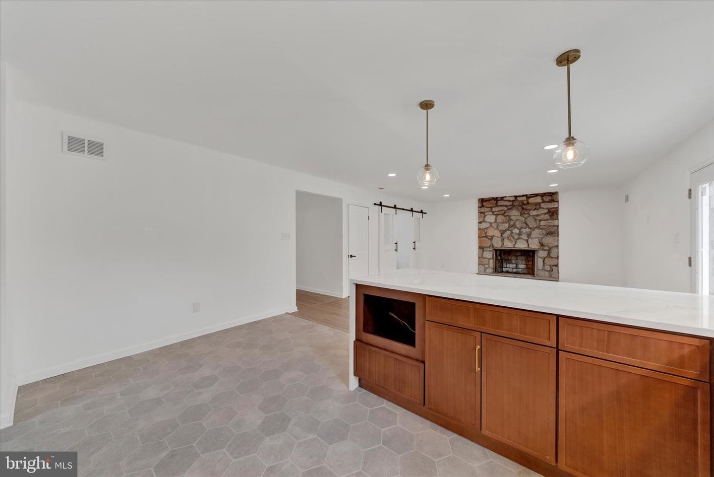 658 W Rolling Road photo 12