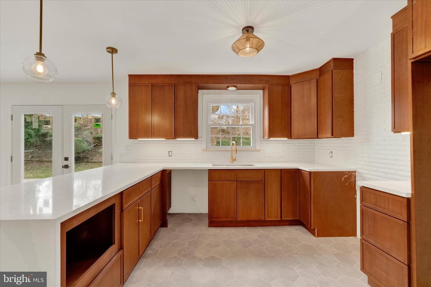 658 W Rolling Road photo 9