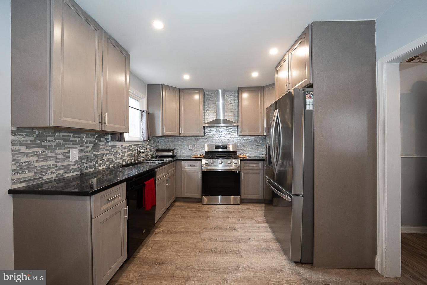 842 School Lane photo 3