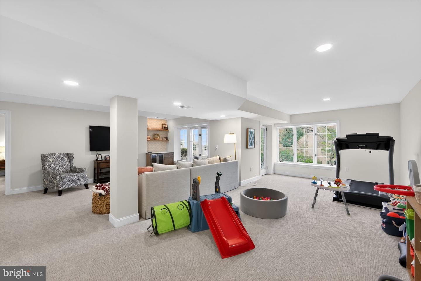 8 Village Circle photo 31