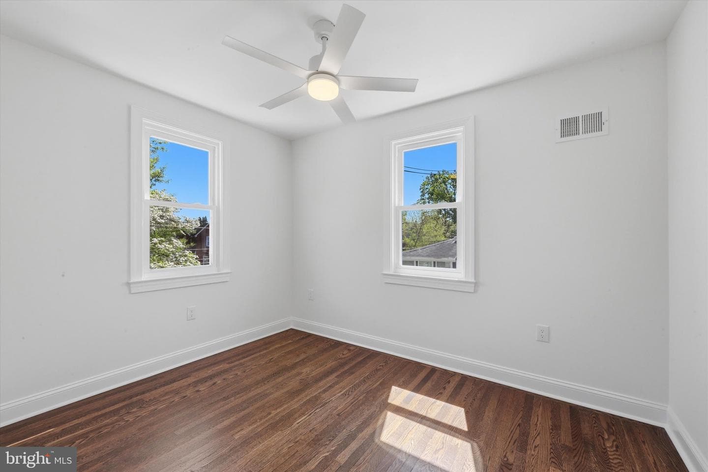 252 W Greenwood Avenue photo 16