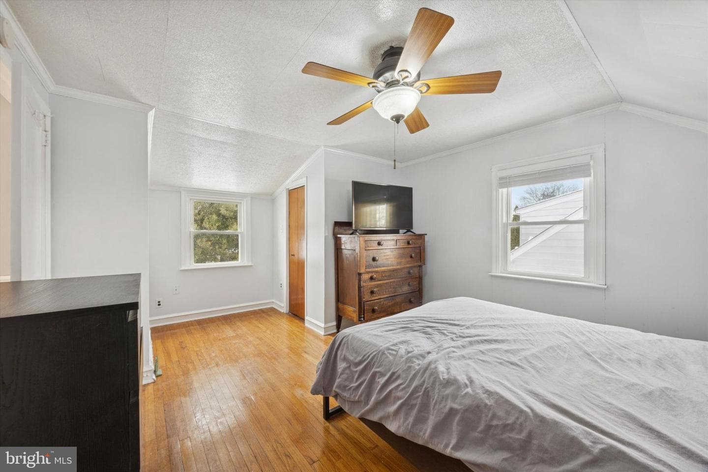933 Greenbriar Lane photo 9