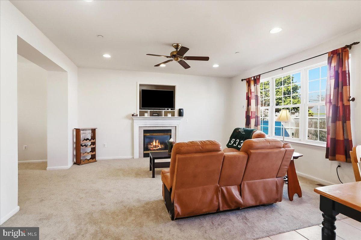 2431 Gilbert Street photo 10