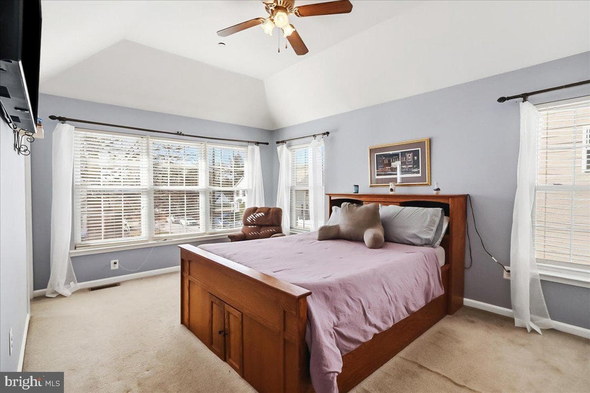 2431 Gilbert Street photo 17