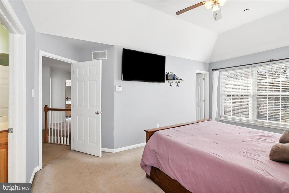 2431 Gilbert Street photo 18