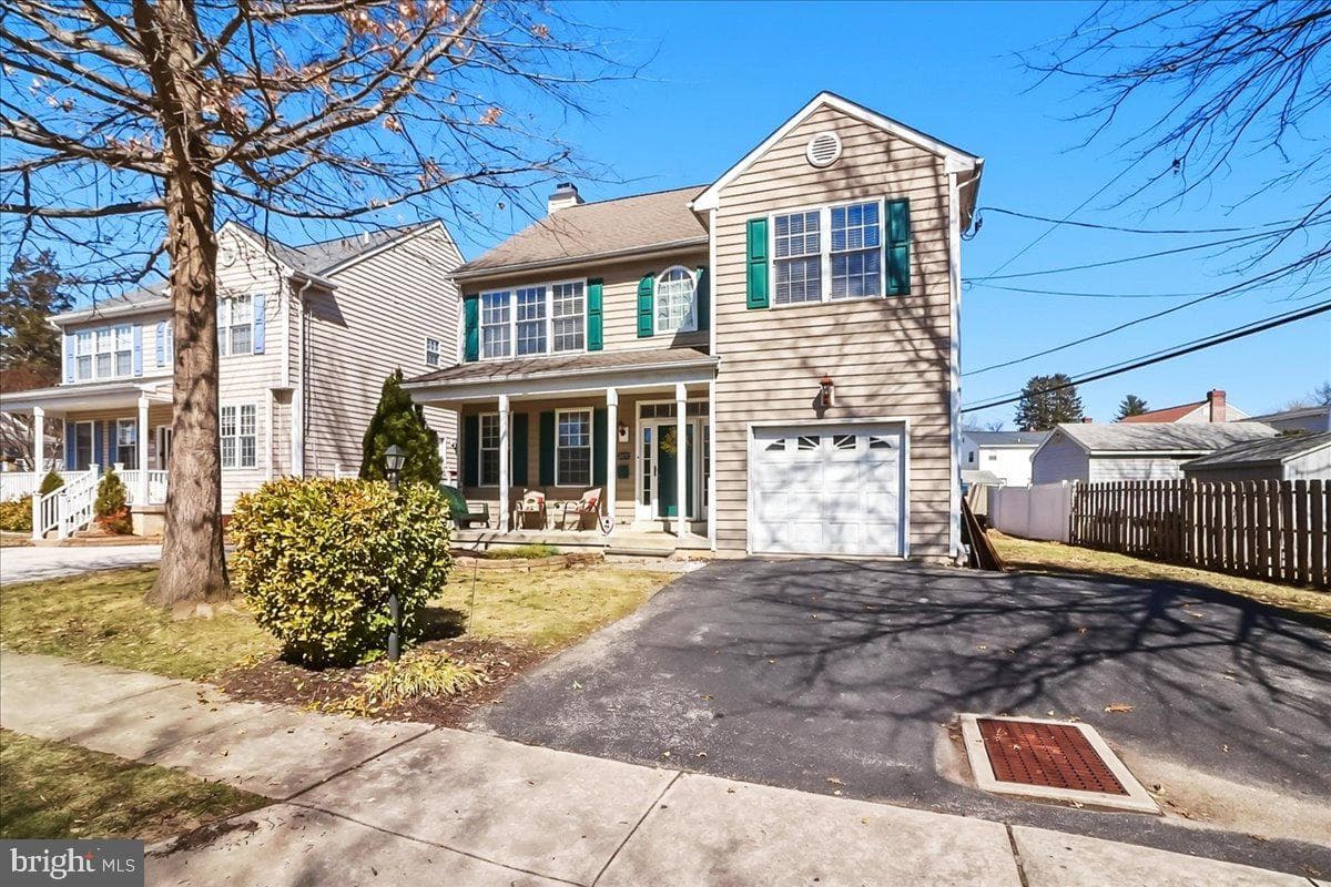 2431 Gilbert Street photo 2