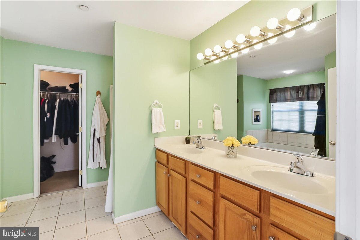2431 Gilbert Street photo 20