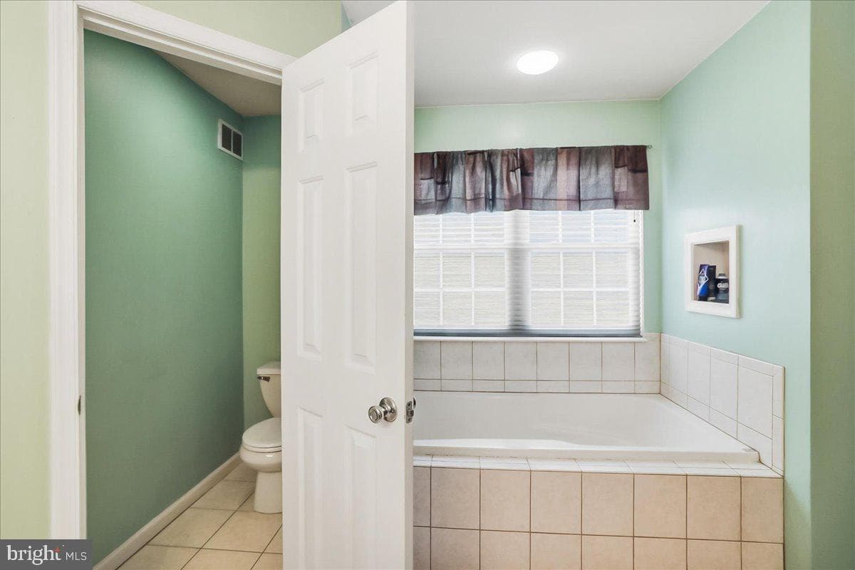 2431 Gilbert Street photo 21