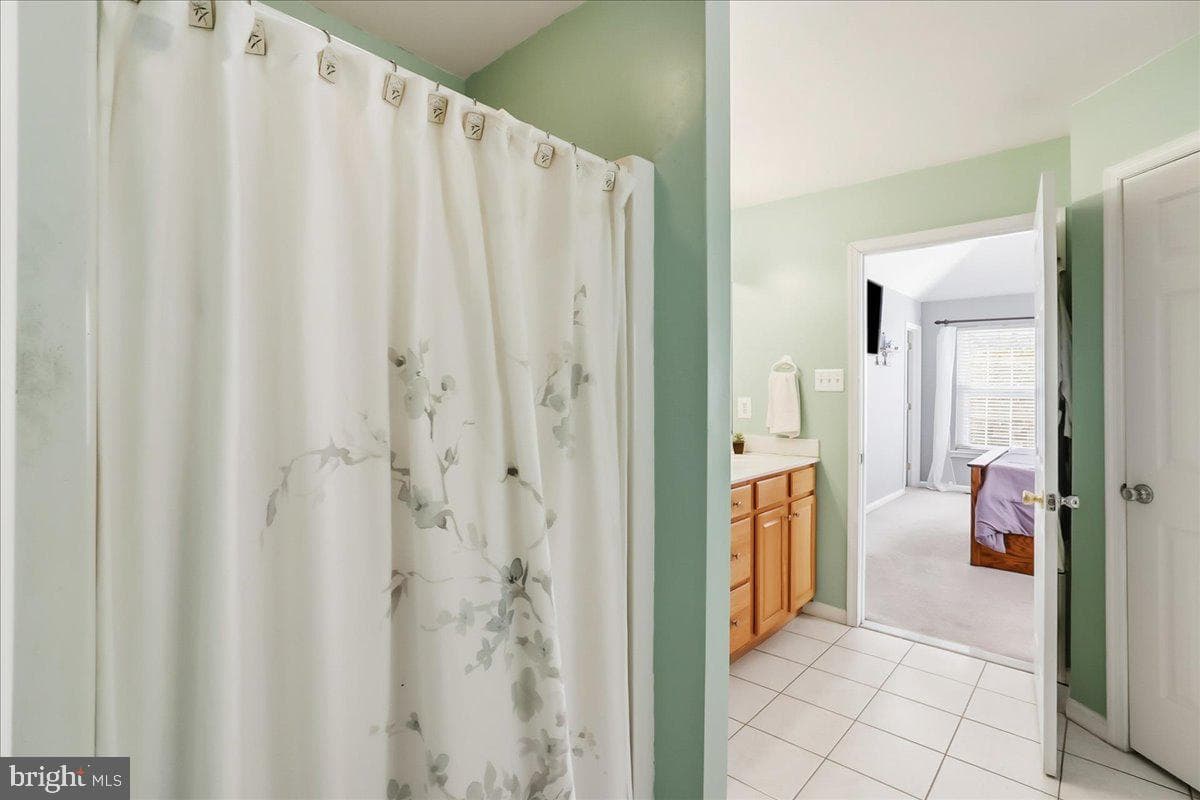 2431 Gilbert Street photo 22